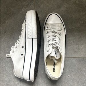 LOW TOP PLATFORM CONVERSE SIZE 8 WOMENS